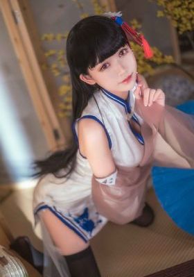 老赵揉搓着娇妻的大乳视频